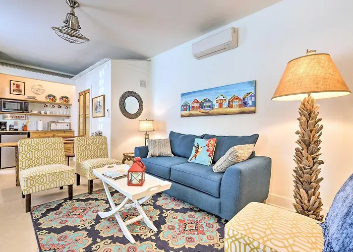 Walk To Beach From Chic Old Town Apartment W/ Yard