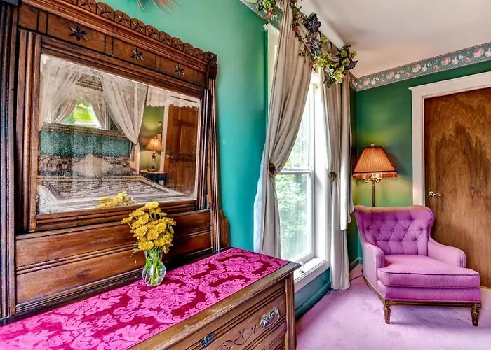 'Astoria Painted Lady' Historic Apt W/ River View!