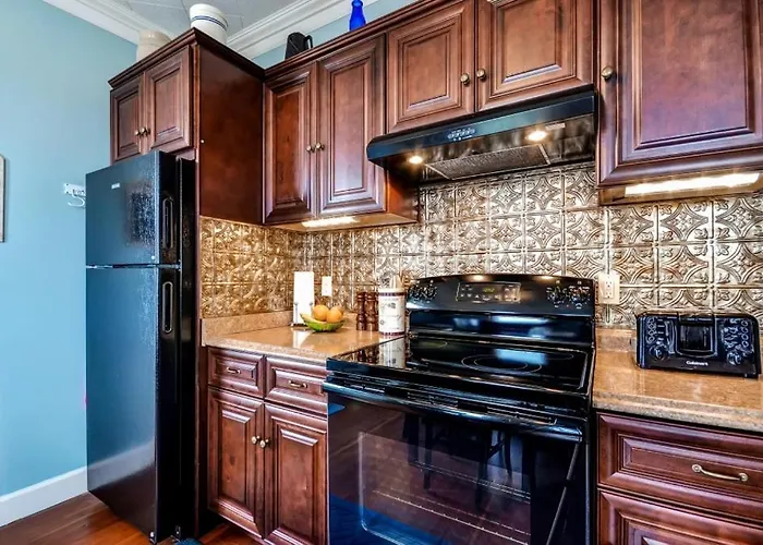'Astoria Painted Lady' Historic Apt W/ River View!