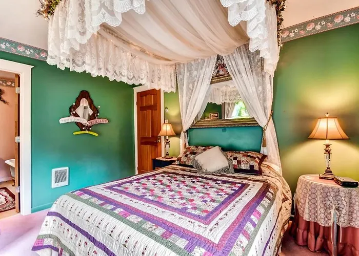 'Astoria Painted Lady' Historic Apt W/ River View!