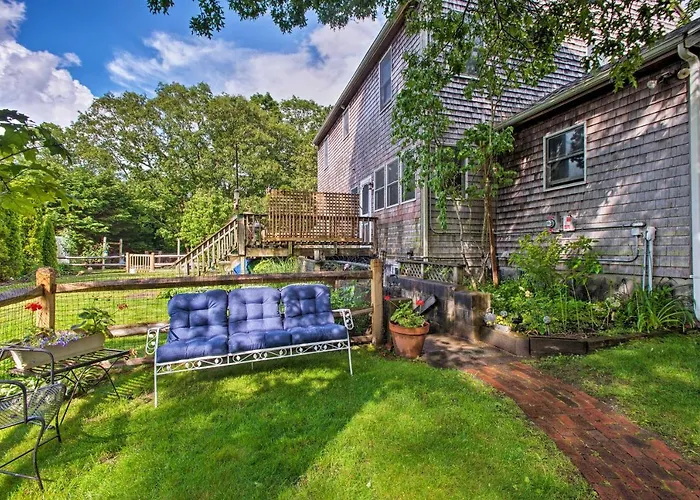 Martha'S Vineyard Apt ~ 1 Mile To Inkwell Beach!