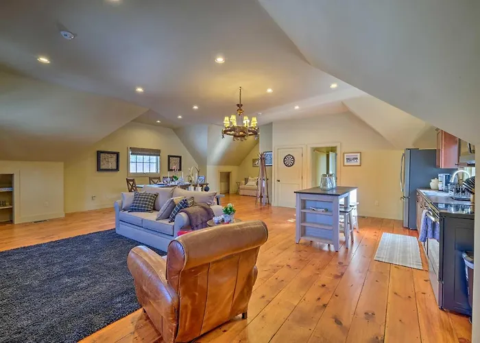 Luxe 'Green Barn' Near Skiing W/ Mt Equinox Views!