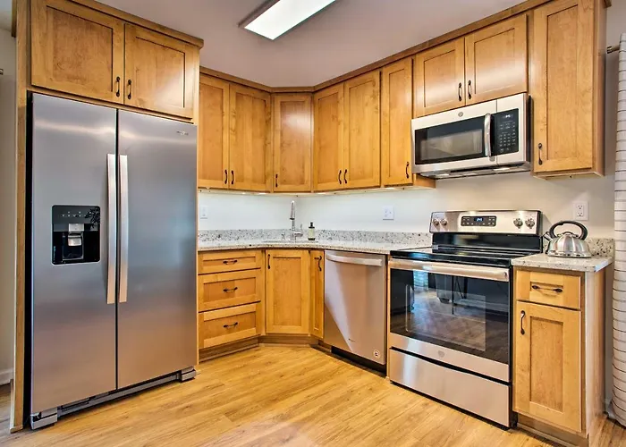 Walk To Main Street Eats: Remodeled Saluda Apt