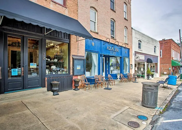 Walk To Main Street Eats: Remodeled Saluda Apt