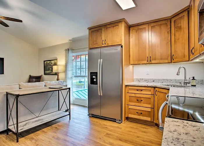 Walk To Main Street Eats: Remodeled Saluda Apt