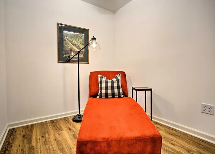 Walk To Main Street Eats: Remodeled Saluda Apt