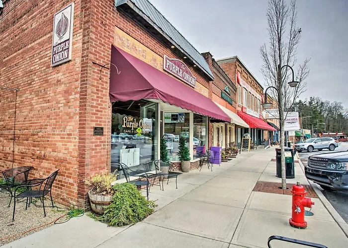 Walk To Main Street Eats: Remodeled Saluda Apt