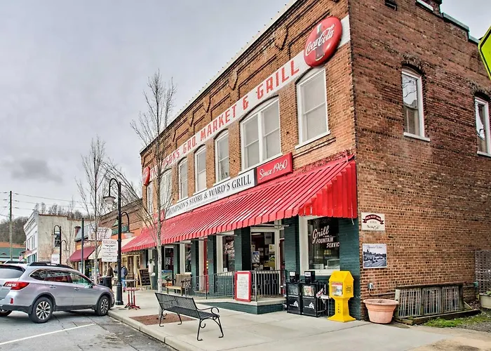 Walk To Main Street Eats: Remodeled Saluda Apt